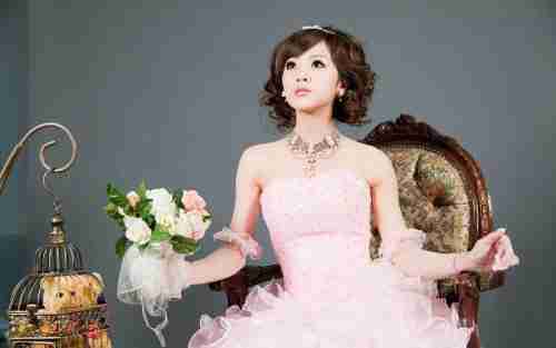 手拿鲜花的美女写真摄影图片