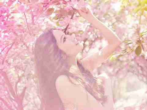 美女花下唯美演绎小清新