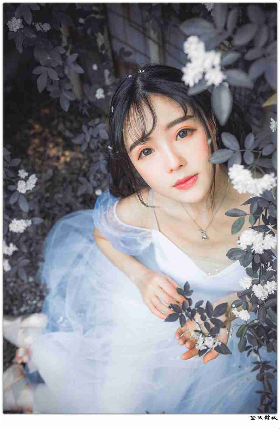 漂亮脸蛋刘海美女白纱裙与花比美