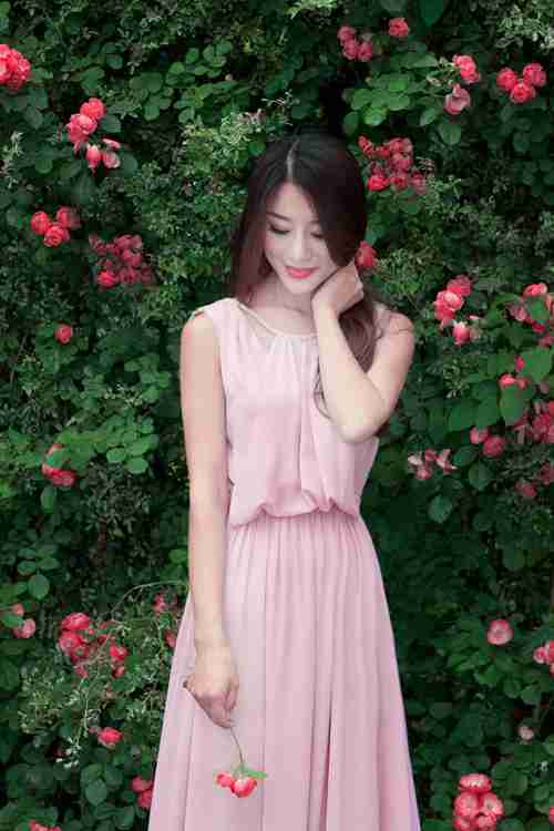 清纯美女花季写真仿如花中仙子