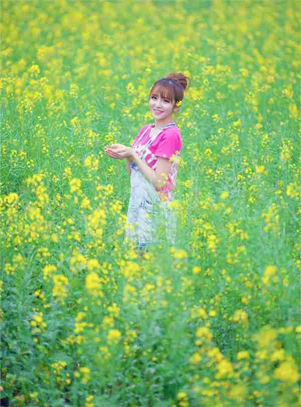 油菜花地美女明媚动人