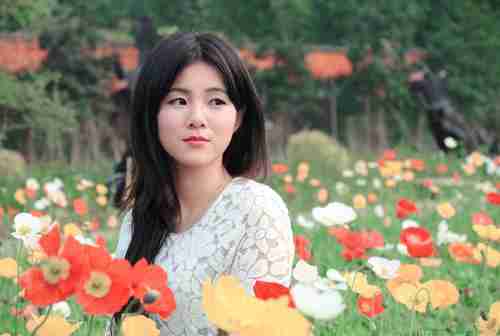 踏在花丛中摄影图片人像