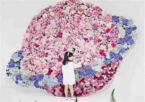 在花丛中绽放灿烂笑容