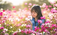 波斯菊花丛中的小女孩儿图片