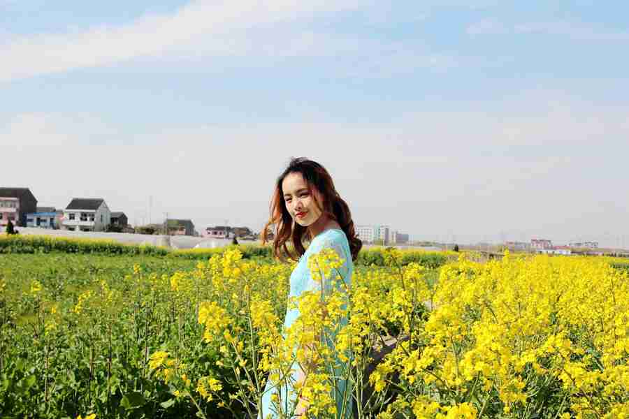 春暖花开人在花丛中