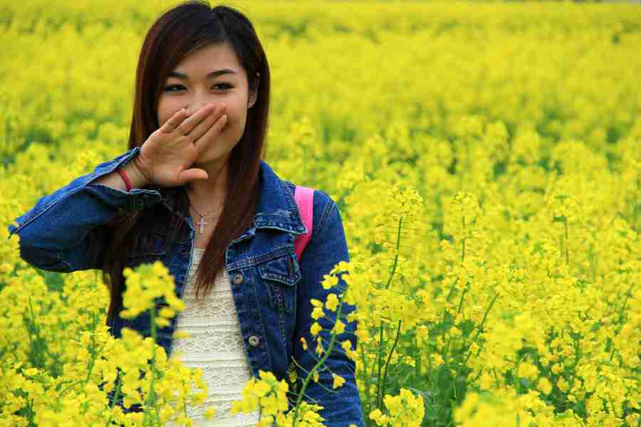 花丛摄影图片油菜花从人像摄影