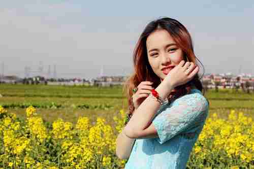 人在花丛中摄影图片人像摄影