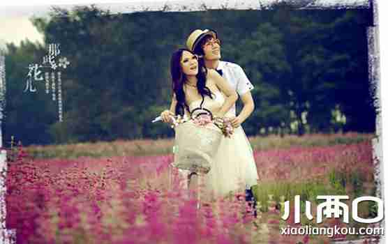 社区花丛中小两口