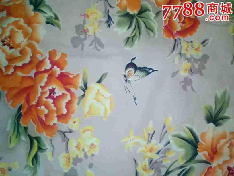 蝴蝶飞在花丛中