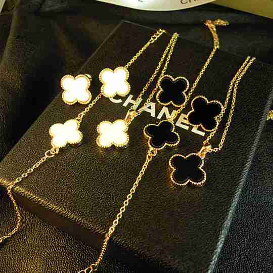 四叶草双色项链套装组