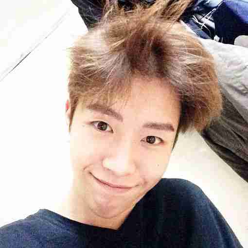 个性男头拥抱心距