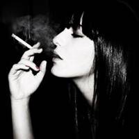 黑白女生伤感落泪头像爱情不是一个人的忍耐