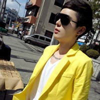 一只手按着眼镜|是闪图