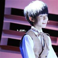 穿西装的明星头像