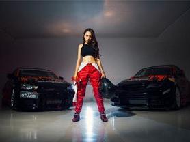 为博赛车女小乖芳心