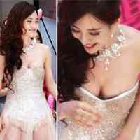 女明星真空泄春光照片