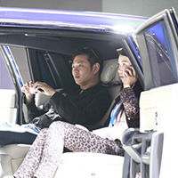 土豪帅哥带美女买豪车