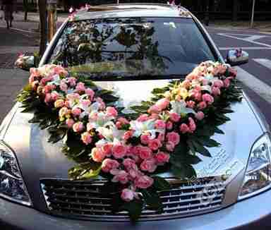 v字型主婚车鲜花装饰