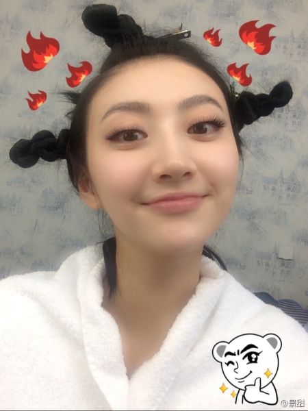 景甜晒搞笑发型变身红孩儿俏皮可爱图