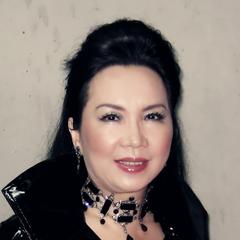 吧表演的女歌手小忧