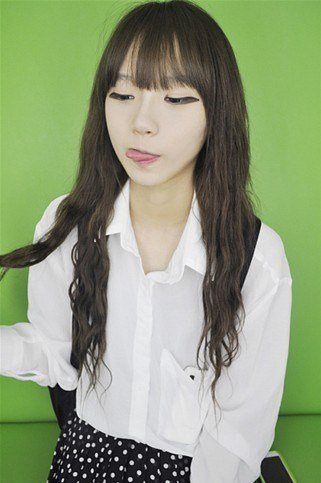 短发女生纹身头像后背