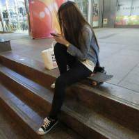 黑长发女生侧面头像