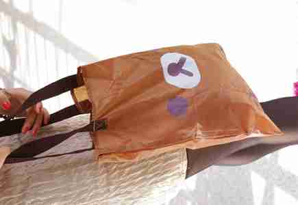 侧面有两个袋子