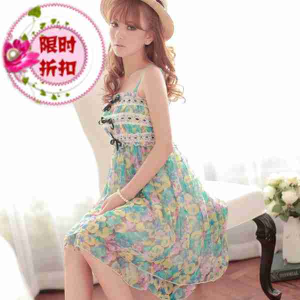 街拍超短裙子美女走光_街