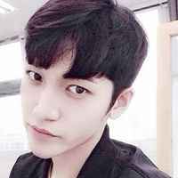 散发出清新气质的男生