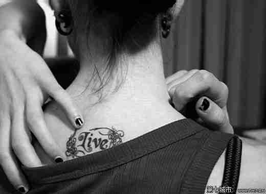 黑白女生图片_终于放弃你