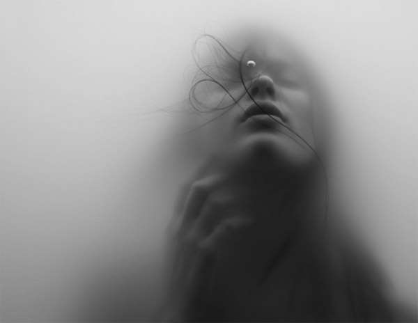 水中摄影黑白女孩