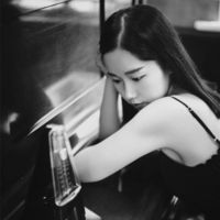 沉默女生的黑白头像
