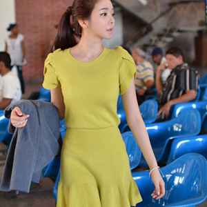 芥末黄荷叶边气质显瘦短袖针织