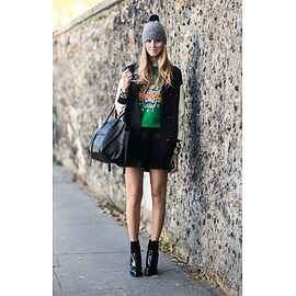 欧美时尚达人街拍棒球服引眼球