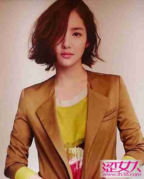 气质不错的短头发个性女生微信头像