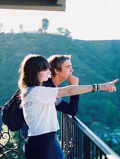 欧美情侣享受生活的唯美微信头像