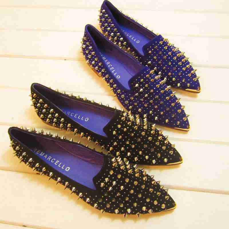 金色平底铆钉鞋很显气质