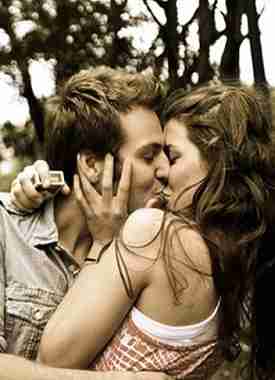 情侣接吻头像一左一右;