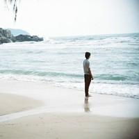 成熟男生气质海边男生背影的微信头像