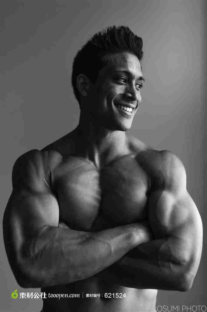 强壮的肌肉男黑白图片