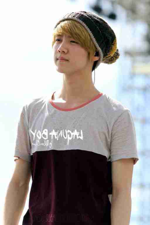 伤感意境男生黑白背景皮肤图片