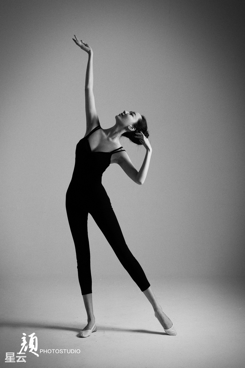 展示舞者古典黑白