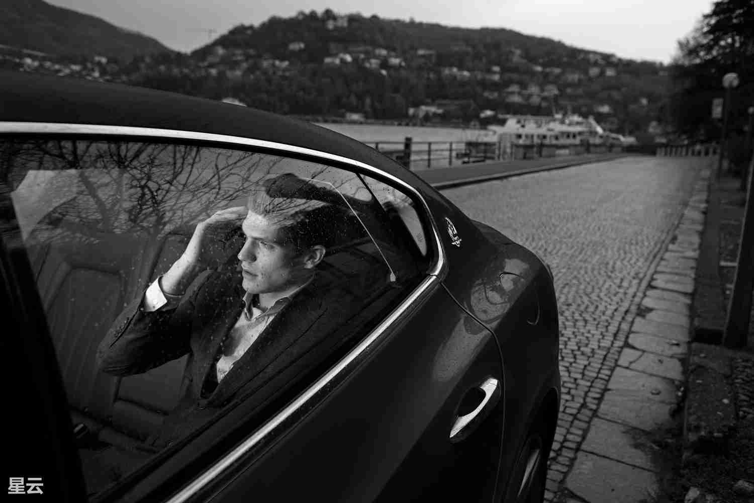 展示黑白灰色调