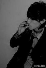 黑白冷酷造型男生相片