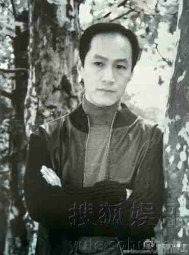 年轻时也是帅哥!冯远征转发自己不同时期照片