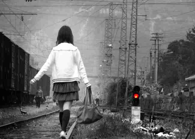 非主流黑白伤感美女背影图片