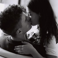 情侣头像左一右接吻