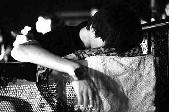 非主流黑白伤感图片_灰色的记忆