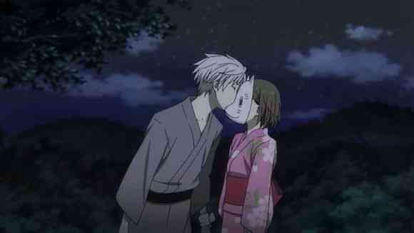 有没有一张动漫图片是白头发的男生在亲吻一个带面