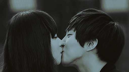 亲吻吻黑白情侣爱行走中的男子